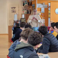 Cathy leur donne des conseils pour présenter leurs jeux