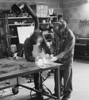 Démonstration pour assembler deux éléments de la sculpture par soudure