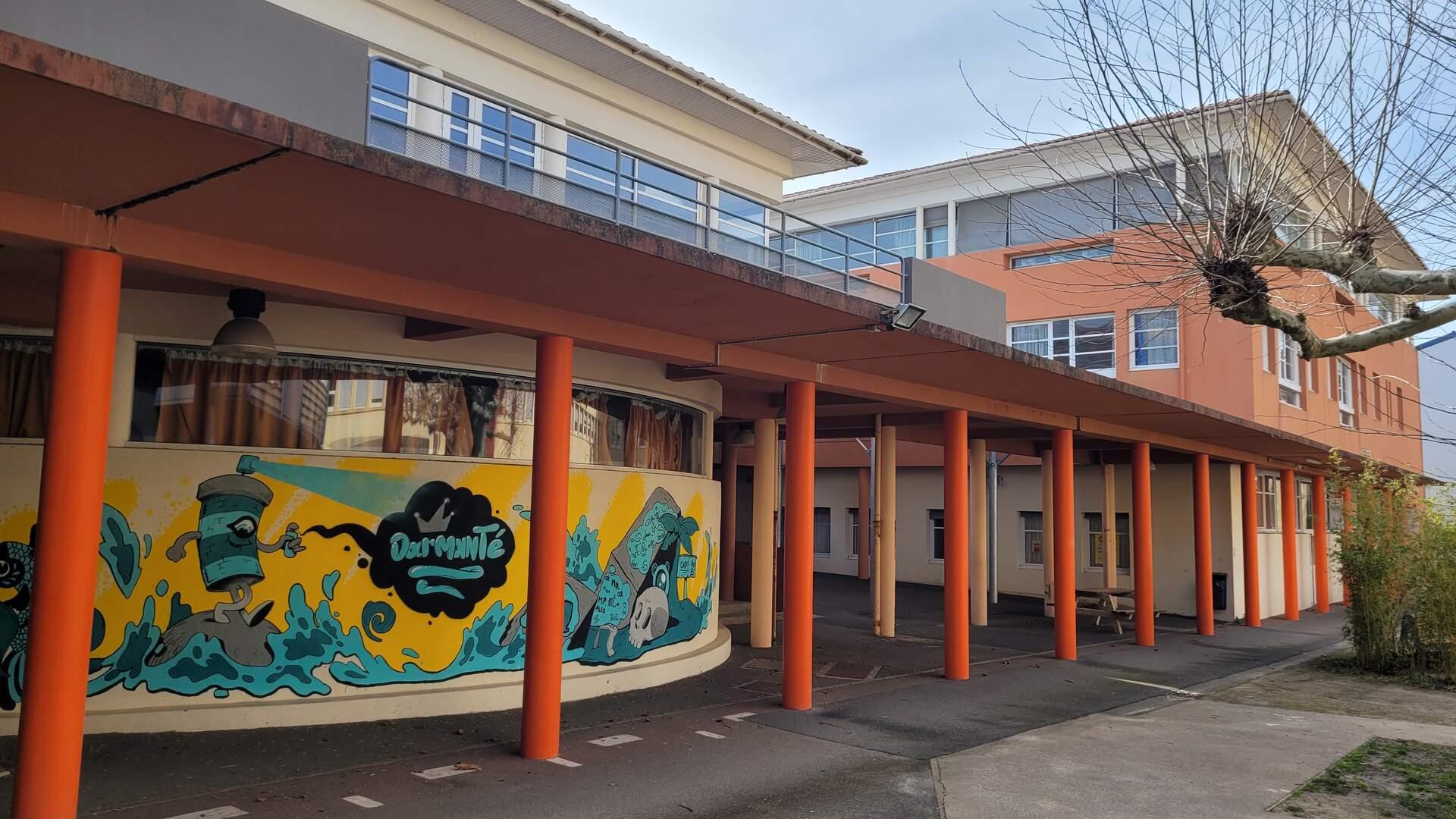 Fresque décorant la cour réalisée dans le cadre d'un projet artistique
