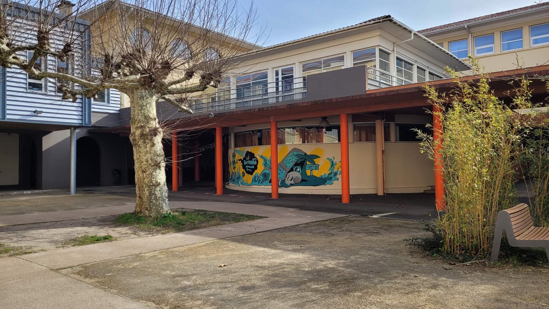 Vue du CDI depuis la cour