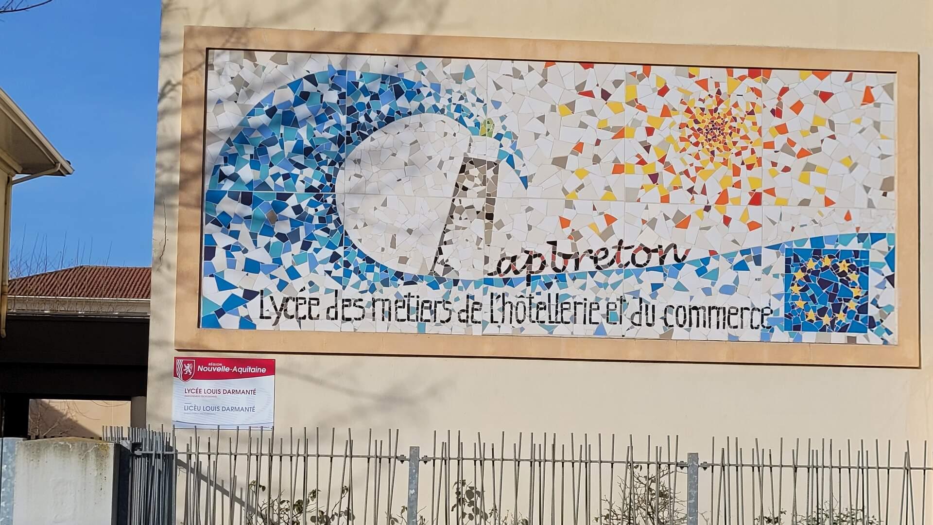 Mosaïque réalisée à l'entrée du lycée dans le cadre d'un projet artistique
