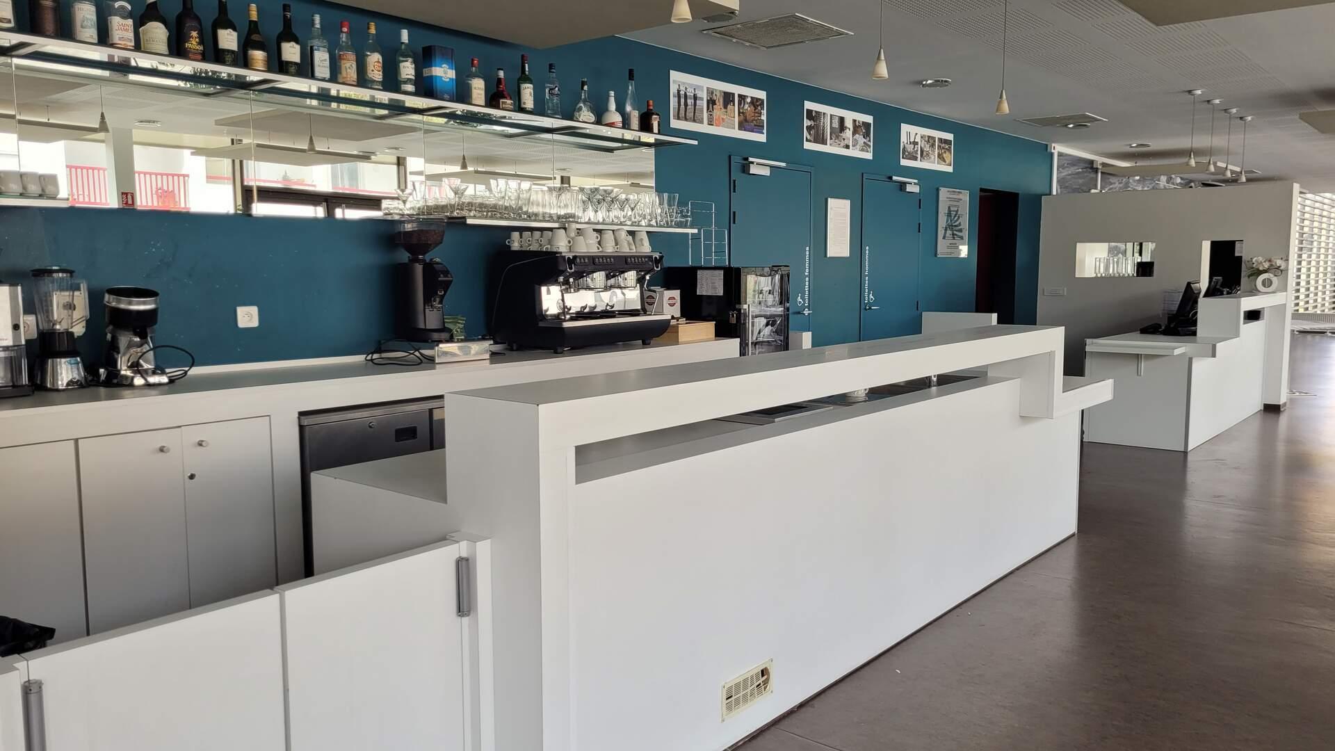 Bar et réception du restaurant d'application du lycée